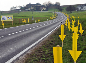 Австрийцы отучивают водителей мусорить на дорогах огромными указателями