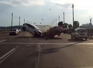 В сети появилось новое видео вчерашней аварии на мосту Патона