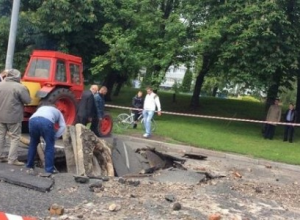 В Киеве возле Ocean Plaza провалился асфальт