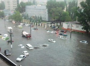 Потоп в Одессе. Машины тонут, пробки достигли 10 баллов (ВИДЕО)