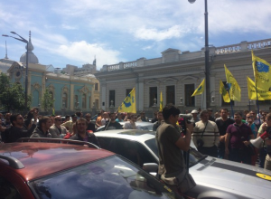 В Киеве проходит митинг автомобилистов, перекрыта Грушевского