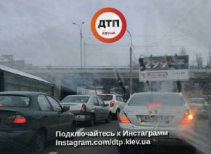 В Киеве обвалился автомобильный мост: полиция перекрыла дорогу