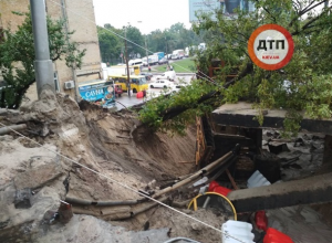 В Киеве из-за ливня обвалился мост