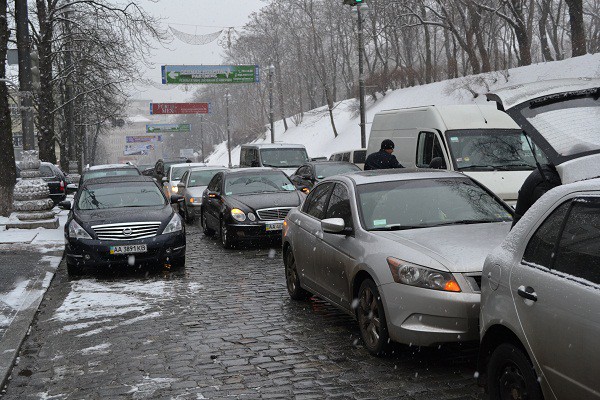 Киевские водители не пускали чиновников в Кабмин