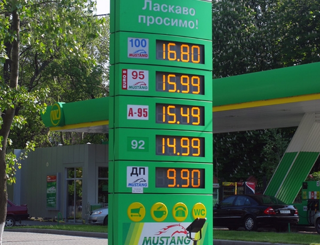 Бензин на АЗС уже по 13 гривен 50 копеек