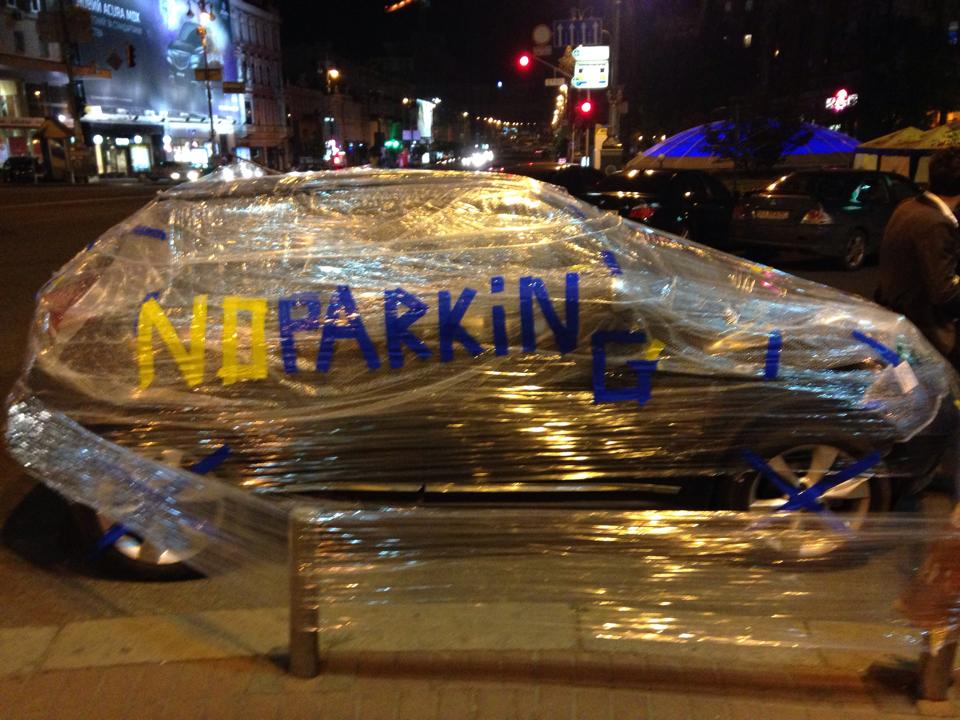 За неправильную парковку в Киеве машину упаковали в пленку