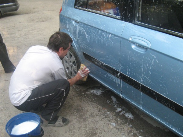 Украинцев хотят заставить мыть машины на мойках