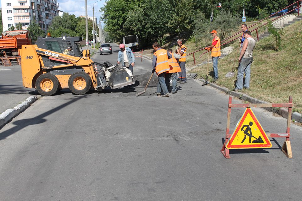 Яму уже начали ремонтировать 