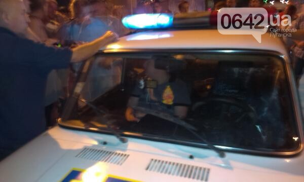 Несмотря на протесты, водителя пересадили в милицейскую машину и увезли