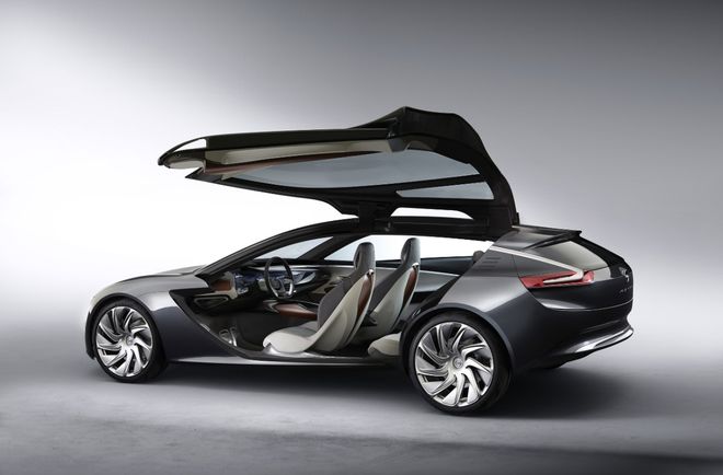 Если у Mercedes были «крылья чайки», то двери концепта Opel впору называть «крыльями птеродактиля» — огромные проемы одновременно открывают доступ как передним, так и задним пассажирам.