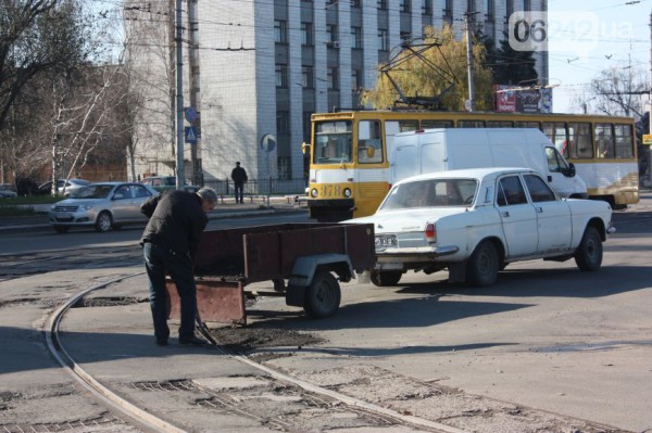 Горловский предприниматель бескорыстно латает ямы