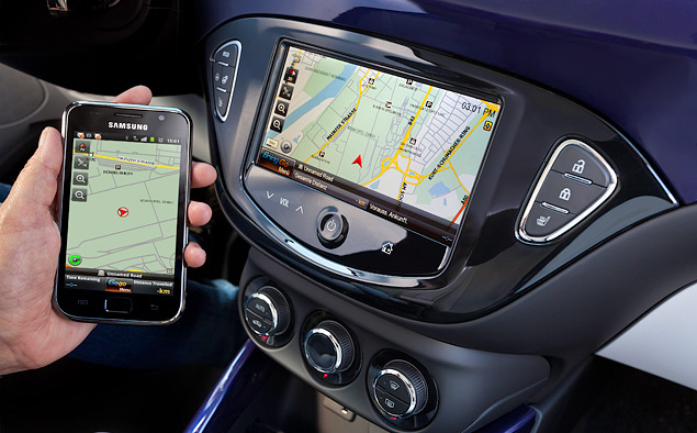 Мультимедиа система IntelliLink работает как зеркало смартфона водителя, так что медиафайлы и, например, приложение с навигацией следует хранить на нем. Однако использовать Яндекс.Навигатор не получится - IntelliLink синхронизируется только с картами BrinGo