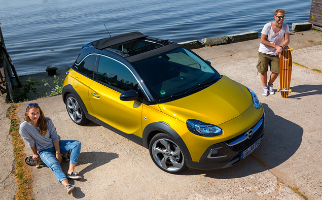 Adam Rocks в Opel называют «карманным» кроссовером - длина хэтчбека 3,75 метра. Для кузова предлагается семнадцать вариантов цветов, так что уйти из шоу-рума без покупки девушкам не получится